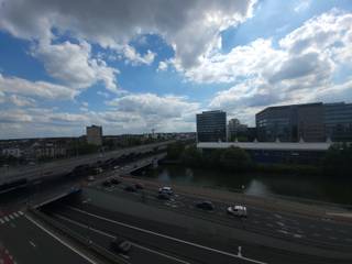 <strong>Appartement met 2 slaapkamers &amp; 2 zonnige terrassen in Gent</strong><br />Dit ruim tweeslaapkamerappartement met terras is gelegen op de 7<sup>de</sup> verdieping van de residentie Leopard. De residentie ligt op fietsafstand van het historisch centrum van Gent. Mede door de nabijheid van een oude Schelde-arm en van het op- en afrittencomplex van de E17 en de E40 heeft dit appartement een zeer gunstige ligging.<br /><br />Het appartement bestaat uit een inkomhal, woonkamer met volledig geïnstalleerde open keuken, terras aan de voor en achterzijde, met prachtig uitzicht op de torens van Gent, twee slaapkamers, een badkamer met wastafel en bad/douche combinatie, apart toilet en een praktische berging. Gemeenschappelijke fietsenberging en privatieve kelderberging.<br /><br />De provisie voor gemeenschappelijke kosten bedraagt 50 euro per maand. <br /><br />Onmiddellijk beschikbaar <br /> 