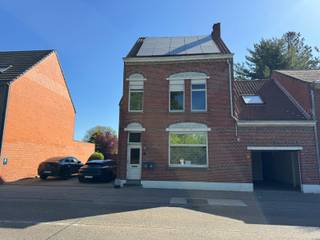 Te huur in het centrum van Balen: een ruime woning met een totale bewoonbare oppervlakte van 271 m².Deze woning beschikt over diverse leefruimtes en...