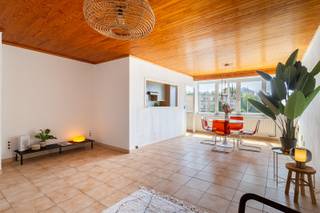 Ruim en energiezuinig 1 slpk appartement<br /><br />Locatie<br />Op wandelafstand van het groene Park Bisschoppenhof, geniet u van een vlotte bereikbaarheid dankzij de nabijheid van openbaar vervoer en diverse voorzieningen. <br /><br />Beschrijving<br />Dit ruime appartement bevindt zich op de tweede verdieping van een verzorgd gebouw en biedt een praktische indeling. Via de inkomhal betreedt u de lichtrijke leefruimte, die voldoende plaats biedt voor een gezellige zit- en eethoek. Aansluitend bevindt zich de keuken. Verder beschikt het appartement over een badkamer met douche, wastafel en toilet. De bijzonder ruime slaapkamer was oorspronkelijk ingedeeld als twee afzonderlijke kamers, waardoor er vandaag een royale slaapruimte ontstaat. Dit appartement vormt een uitstekende opportuniteit voor alleenstaanden, koppels of investeerders die op zoek zijn naar een ruime woonst op een goed bereikbare locatie.<br /><br />Bijzonderheden<br />- Privatieve kelderberging<br />- Conforme elektriciteit<br />- Maandelijkse lasten: +-217 euro (incl.: voorschot water, voorschot verwarming, blokpolis, professionele syndicus, onderhoud lift, elektriciteit gemeenschappelijke delen)<br />- Vernieuwde (superisolerende en zonwerende) ramen aan voorzijde (niet opgenomen in EPC)<br />- Aparte meter voor elektriciteit<br /><br />Verplichte vermeldingen<br />EPC: 188 kWh/m²<br />P-score: D<br />G-score: C<br />Stedenbouwkundige inlichtingen: Wg, Vg, Gmo, Gvkr, Gvv