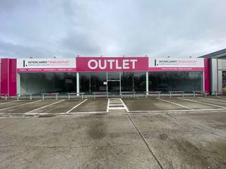 Showroom of 726 m² for rent in Dendermonde, offering excellent visibility along the Zeelsebaan and easy access to the E17. The unit is part of...