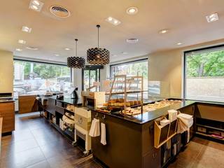 Dit pand bestaat uit een volledig ingerichte bakkerij met winkelruimte en een ruim duplexappartement met terras. Het is ideaal gelegen in het...