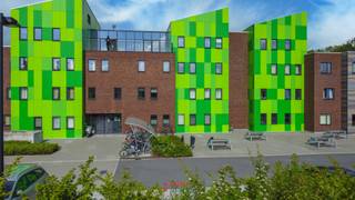 Gelegen aan de ring van Brugge vindt u de residentie Kotville. De groene accenten zijn typerend voor deze moderne studentenresidentie die vele studenten aantrekt. Met 125 verhuurde kamers, een slimme indeling, actief coachende conciërge en een toffe groep studenten is dit een prima investering.<br /><br />En voor u als investeerder is er nog meer goed nieuws! Deze kamer is (net als al de anderen) reeds verhuurd en biedt dus een gegarandeerd rendement vanaf dag 1. <br /><br />Ook voor kopers die hun eigen kinderen willen een mooie studentenflat geven zijn hier op de goede plek. Helemaal omdat deze kamer net dat tikkeltje extra biedt!<br /><br />De studentenkamer is uitgerust met eigen sanitair (modern wasmeubel, inloopdouche, hangtoilet), bureau, kleerkast, bed, hangmeubel, TV. Wat deze kamer onderscheidt is duidelijk de hoekligging met veel lichtinval en de grote ruimte!<br />Verder beschikt de residentie over ontspanningsmogelijkheden met onder meer pingpongtafels en beamers in de zithoeken. Fietsberging is voorzien zowel afgesloten ondergronds als vrij bovengronds. <br /><br />E-peil: 64.<br /><br />*De foto's zijn allen genomen in het gebouw maar niet noodzakelijk in de betreffende kamer. Deze zijn louter illustratief om de sfeer weer te geven.