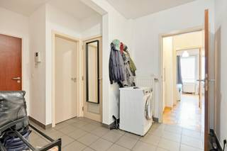 Appartement (85m²) met twee slaapkamers, gelegen op de tweede verdieping van een gezinsvriendelijk gebouw aan de Waverse Steenweg 212 in Elsene. Het appartement is gelegen vlakbij het Parc du Viaduc waardoor u in de buurt kan genieten van een aangename groene ruimte om in te vertoeven.<br /><br />Het appartement is als volgt ingedeeld: <br />- ruime inkomhal<br />- apart toilet <br />- woonkamer met eetkamer en toegang tot het balkon aan de straatzijde<br />- keuken voorzien van koelkast met diepvriezer, vaatwasmachine, kookplaat, dampkap en eettafel (wasmachine is van de huurder)<br />- twee slaapkamers voorzien van een vloer in parket <br />- badkamer met dubbele wastafel en ligbad <br />- kelder n°9 op -1<br />- mogelijkheid om het gebruiksrecht van een ondergrondse staanplaats (nr. 1.14) aan te kopen voor 25.000 EUR (niet inbegrepen in de prijs)<br /><br />Let op: het betreft een gebruiksrecht en geen volle eigendom van de staanplaats.<br /><br />Er is een boiler (100 à 200 liter) voorzien voor warm water in de keuken en badkamer. Daarnaast wordt het appartement verwarmd via een gemeenschappelijke gasketel (geen condensatie).<br /><br />Het appartement beschikt over een gunstig EPC (label C) waardoor reeds wordt voldaan aan de energetische normen opgelegd voor Brussel in 2045.<br /><br />De buurt wordt door de huidige huurders als bijzonder aangenaam en gezinsvriendelijk ervaren. Op korte afstand bevindt zich het Parc du Viaduc, een aangenaam groen park waar regelmatig evenementen worden georganiseerd. Daarnaast beschikt het appartement over een vlotte verbinding met de rest van Brussel.<br /><br />Het appartement is momenteel verhuurd.<br /><br />Wenst u dit appartement graag te bezichtigen of meer informatie te ontvangen? Dien uw aanvraag in via www.dewaele.com of neem contact op met Danielle Kaluza via 0491 27 21 88.