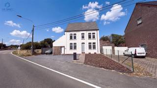 <h1><span>Instapklare woning met 3 slaapkamers, ruime zolder en parking Brakel</span></h1><p><span>Kleibergstraat 58, 9660 Brakel</span></p><p><span>Deze verzorgde en instapklare woning is rustig gelegen in Brakel en combineert een aangename woonomgeving met een praktische indeling en interessante uitbreidingsmogelijkheden.</span></p><p><span>De woning beschikt over </span><span>3 slaapkamers</span><span> en een </span><span>aparte bureauruimte op het gelijkvloers</span><span>. Deze ruimte kan eveneens gebruikt worden als hobby-, speel- of polyvalente kamer.</span></p><p><span>Een bijkomende troef is de </span><span>ruime zolderverdieping</span><span>. Deze biedt nog verschillende mogelijkheden voor verdere inrichting, bijvoorbeeld als extra slaapkamers, hobbyruimte of polyvalente ruimte, mits de nodige technische en wettelijke voorwaarden.</span></p><p><span>De woning is goed onderhouden en beschikt over een </span><span>EPC-label B</span><span>, waardoor ze een gunstige energieprestatie biedt zonder dat op korte termijn grote energetische renovatiewerken noodzakelijk zijn.</span></p><p><span>Ook aan parkeergelegenheid is er geen gebrek. Via de oprit beschikt de woning over </span><span>ruime parkeermogelijkheden op eigen terrein</span><span>.</span></p><h3><span>Indeling en troeven</span></h3><ul><li><span>3 slaapkamers</span></li><li><span>Aparte bureauruimte op het gelijkvloers</span></li><li><span>Ruime zolderverdieping met uitbreidingsmogelijkheden</span></li><li><span>EPC-label B</span></li><li><span>Goed onderhouden en instapklaar</span></li><li><span>Ruime parkeergelegenheid via de oprit</span></li><li><span>Rustige en landelijke ligging</span></li><li><span>Groene omgeving van de Vlaamse Ardennen</span></li><li><span>Goede bereikbaarheid van het centrum van Brakel</span></li><li><span>Nabij winkels, scholen, horeca en dagelijkse voorzieningen</span></li><li><span>Vlotte verbinding richting Oudenaarde, Zottegem, Ronse en Geraardsbergen</span></li></ul><h3><span>Ligging</span></h3><p><span>De woning is gelegen in een rustige omgeving in </span><span>Brakel</span><span>, in het groene landschap van de Vlaamse Ardennen. Het centrum van Brakel en de dagelijkse voorzieningen zijn vlot bereikbaar. Dankzij de ligging zijn ook verschillende omliggende gemeenten en steden gemakkelijk bereikbaar.</span></p><p><span>Een instapklare woning met 3 slaapkamers, een gunstig EPC-label B, ruime parkeergelegenheid en een zolderverdieping met bijkomend potentieel.</span></p><p><span> </span></p><p><span>Interesse? Reageer via deze advertentie. Wij nemen telefonisch contact met u op om een bezoek in te plannen.</span></p>