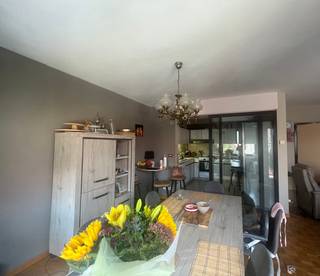 Dit appartement is heel centraal gelegen in het centrum van Aalter. Het appartement is vlot bereikbaar via diverse invalswegen als ook via het openbaar vervoer, winkels op wandelafstand
Het appartement bevindt zich op het tweede verdiep (lift aanwezig) en beschikt over een inkom met ingebouwde kasten; een ruime, lichtrijke leefruimte met toegang tot terras; een praktische keuken, 2 volwaardige slaapkamers, beiden met toegang tot een tweede terras; een badkamer met ligbad/douchegordijn en een apart toilet. Bij de verhuur is een grote privatieve kelderbeging inbegrepen. Huren gesloten garagebox: €60/maand.
Algemene vaste kosten: €65/maand. Voor meer informatie of een bezoek neem contact op per mail naar lisa@descheldegalm.be
www.descheldegalm.be