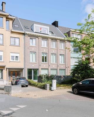 <p><span>In a quiet location near the City Park and within walking distance of the center of Sint-Niklaas, this well-kept rooftop apartment with two sunny terraces and a pleasant open view is located. Thanks to the combination of tranquility, light and central accessibility, this is an ideal place to live for those who want comfortable and carefree living. </span></p><p><span> </span></p><p><span>The main assets of the apartment are: </span></p><p><span>- Located in a completely renovated building (2012)</span></p><p><span>- Located on the third and highest floor (with elevator)</span></p><p><span>- 2 terraces with an open and green view </span></p><p><span>- Logical layout</span></p><p><span>The layout of the apartment is as follows:</span></p><p><span>Entrance hall with guest toilet, practical storage room and a bright living space with open kitchen opening onto the terraces (12 m²). Furthermore, the apartment has a bedroom with adjacent bathroom with sink and shower, as well as an extra office or guest room. On the outside terrace there is also a large additional storage room.</span></p><p><span>The building has a communal bike shed, garbage storage and parking, which further enhances daily comfort.</span></p><p><span>Interested in this bright rooftop apartment in a prime location in Sint-Niklaas? Contact Axel Lenaerts estate agents for more information or a site visit.</span></p>