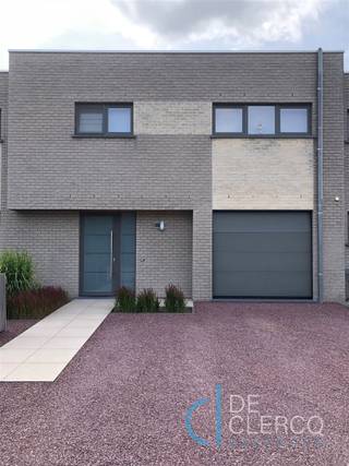 <p>Deze tijdloze woning is gelegen in de Lieskensakker, een doodlopende, rustige woonwijk nabij het centrum van Lochristi! Deze mooie gesloten woning biedt alles wat u zoekt voor een aangename, comfortabele levensstijl op een autoluwe locatie. Het centrum met al zijn faciliteiten ligt op een boogscheut van de woning. Het pand wordt betreden langs de inkomhal met plaats voor vestiaire en een gastentoilet. Verder vindt u de ruime leefruimte met open keuken fungerend als het hart van de woning. Dankzij de grote raampartijen is er zeel veel daglicht en vanuit elke hoek zicht op het gezellig tuintje. De open keuken is uitgerust met alle nodige toestellen. Naast de keuken bevindt zich een grote inpandige garage met extra ruimte voor berging en wasplaats. Op de eerste verdieping zijn er 3 volwaardige slaapkamers aanwezig alsook een tijdloze badkamer met ligbad, inloopdouche, dubbele lavabo, een tweede toilet en een extra berging. Het huis wordt verwarmd op gas met radiatoren, er zijn 13 zonnepanelen aanwezig wat resulteert in een zeer gunstige EPC score A. De zuidgerichte tuin en terras met zonneluifel en functionele tuinberging is knap aangelegd en biedt de nodige privacy dankzij de volgroeide hagen en beplanting. Kortom het pand is uiterst efficiënt ingedeeld en voorzien van alle comfort en biedt de ideale woonplaats voor wie op zoek is naar een moderne woning op een toplocatie in Lochristi. Afspraken kunnen worden vastgelegd via mail naar leen@vastgoed-dc.be.</p>