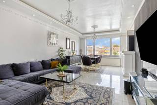 Te koop: Appartement met 3 slaapkamers, terras en kelderberging.<br /><br />Indeling:<br />derde verdieping:<br />- inkomhal<br />- lichtrijke woonkamer<br />- uitgeruste keuken<br />- slaapkamer 1<br />- badkamer met douche en toilet<br />- slaapkamer 2<br />- slaapkamer 3 met terras<br />Bij het appartement hoort een ruime kelderberging<br /><br />Locatie: Dit appartement te koop in Boom is centraal gelegen op de Grote Markt, in het centrum van Boom. Winkels en diensten bevinden zich op wandelafstand alsook openbaar vervoer, waardoor dit appartement de ideale locatie heeft. Via de A12 en E19 heeft u tevens een goede en snelle verbinding naar Antwerpen, Mechelen en Brussel.<br /><br />Bijzonderheden:<br />- in het centrum van Boom<br />- derde verdieping<br />- lift in het gebouw<br />- 3 slaapkamers<br />- terras<br />- inclusief ruime kelderberging<br />- EPC C<br /><br />Bent u geïnteresseerd in dit vastgoed te koop in 2850 Boom? Aarzel dan niet om contact met ons op te nemen.<br />Wenst u uw eigendom ook te koop of te huur te stellen? Steeds tot uw dienst om u verder te helpen met al uw vragen over vastgoed!<br /><br />Bestuursmaatregelen in het maatregelenregister: nee