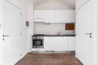 Charmante studio op een zucht van het KMSKA<br /><br />De ligging van deze studio kunnen we met een gerust hart absoluut top noemen. Hier woon je op een zucht van het KMSKA, het nieuwe Zuidpark, de Scheldekaaien en — niet onbelangrijk, de Marnixplaats!<br />Net buiten de deur duik je meteen de gezellige drukte in van terrasjes, leuke restaurants, winkelstraten … en alles wat het gegeerde Zuid te bieden heeft.<br />Ook qua mobiliteit zit je hier goed: er zijn stadsfietsen in de straat, een tram- en bushalte in de directe omgeving en de verbindingswegen zijn vlot bereikbaar.<br /><br /><br />De studio is gelegen op de vierde (en hoogste) verdieping van een kleinschalig gebouw zonder lift, waar elk appartement beschikt over individuele meters voor gas, water en elektriciteit en individuele verwarming. Een garantie voor lage maandelijkse kosten.<br />De studio bestaat uit een open, ingerichte keuken en een ruime leef/slaapruimte met de mogelijkheid tot het maken van een afzonderlijke slaapkamer of slaaphoek. De badkamer is voorzien van een douche, toilet en lavabo en beschikt over de aansluiting voor een wasmachine.<br /><br />Belangrijkste troeven:<br /><br />-Gezellig, authentiek gebouw <br /><br />-Lage maandelijkse kosten (individuele verwarming, geen lift en afzonderlijke meters)<br /><br />-Momenteel verhuurd aan €695 per maand <br /><br />-Asbestveilig en conforme elektriciteit <br /><br />Verplichte vermeldingen:<br /><br />EPC = 343 kWh/m²<br />P-score: A G-score: A<br />Stedenbouwkundige inlichtingen: VG-WG-GDV-GVKR-GVV