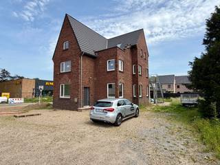 <p><span>Rijksweg 521 te Dilsen-Stokkem: instapklaar gelijkvloers appartement met tuintje, terras en privatieve parkeerplaats.</span></p><p><span> </span></p><p><span>Bent u op zoek naar een energiezuinig, volledig vernieuwd appartement op een centrale locatie in Dilsen-Stokkem? Dan is dit prachtig gelijkvloers appartement aan de Rijksweg 521 absoluut een bezoek waard.</span></p><p><span> </span></p><p><span>Dit appartement maakt deel uit van een kleinschalige residentie die momenteel wordt afgewerkt en werd gerealiseerd door de grondige herontwikkeling van een bestaande woning naar twee volwaardige appartementen. Hierbij werd werkelijk alles vernieuwd, waaronder het dak, de elektrische installatie, sanitaire leidingen, afvoeren en technische voorzieningen. Het appartement wordt volledig instapklaar opgeleverd.</span></p><p><span> </span></p><p><span>De ligging vormt zonder twijfel een belangrijke troef. Zo bevindt u zich vlak naast de Jumbo-supermarkt en geniet u van een uitstekende bereikbaarheid richting Maasmechelen, Maaseik en de Nederlandse grens. Winkels, scholen, openbaar vervoer en dagelijkse voorzieningen bevinden zich op wandel- of korte rijafstand.</span></p><p><span> </span></p><p><span>Indeling:</span></p><ul><li><span>Aparte privatieve inkomhal</span></li><li><span>Gastentoilet</span></li><li><span>Technische ruimte, voorzien van een ventilatiesysteem type D</span></li><li><span>Ruime badkamer met inloopdouche en tweede toilet</span></li><li><span>Twee volwaardige slaapkamers</span></li><li><span>Gezellige leefruimte met veel lichtinval</span></li><li><span>Keuken aansluitend aan de leefruimte</span></li><li><span>Praktische berging naast de keuken</span></li><li><span>Kelderberging, ideaal als extra opslagruimte</span></li><li><span>Terras en tuintje aansluitend aan de leefruimte</span></li><li><span>Privatieve autostaanplaats</span></li></ul><p><span>De buitenaanleg bevindt zich momenteel in de laatste fase van afwerking. De tuin en buitenruimte zullen volledig worden aangelegd conform het voorziene inplantingsplan, zodat u kunt genieten van een verzorgde buitenomgeving.</span></p><p><span> </span></p><p><span>Troeven:</span></p><ul><li><span>Volledig vernieuwd appartement</span></li><li><span>Zeer energiezuinig</span></li><li><span>Geen asbest</span></li><li><span>Elektriciteit conform </span></li></ul><ul><li><span>Gelijkvloers wonen met eigen toegang</span></li><li><span>Twee ruime slaapkamers</span></li><li><span>Terras en privatieve tuin</span></li><li><span>Ventilatiesysteem D</span></li><li><span>Privatieve parkeerplaats</span></li><li><span>Centrale ligging nabij Jumbo en voorzieningen</span></li><li><span>Instapklaar bij oplevering</span></li><li><span>Kleinschalige residentie</span></li></ul><p><span>Interesse in dit nieuw afgewerkte appartement? Neem gerust contact op voor meer informatie of een bezoek ter plaatse.</span></p><p><span>Robin Raeven - 0484 35 73 08 - robin@jemar.be</span></p><p><span> </span></p>