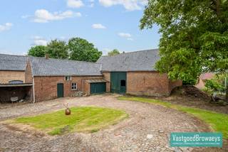 Deze ruime en karaktervolle hoeve biedt een unieke kans voor wie op zoek is naar een eigendom met uitstraling en toekomstmogelijkheden. De...