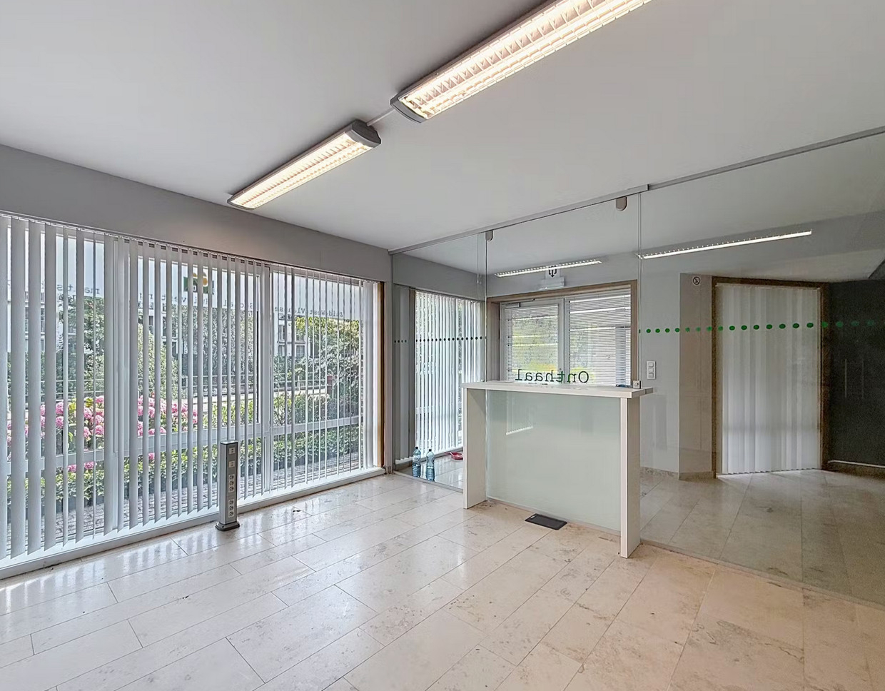 Kantoren (360 m²) gelegen op het gelijkvloers van" Residentie Ten Broel" langs de Leie met garages en staanplaatsen. - foto 5