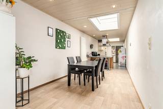 [[ DIT PAND NEEMT DEEL AAN DE ERA OPEN HUIZEN DAG OP 19/9 VAN 17:30 TOT 18:30 ]]
<strong>Te koop: instapklare woning met 3 slaapkamers en zonnige tuin te koop in Harelbeke.</strong><br /><br /><br />Op zoek naar een <strong>instapklare starters- of gezinswoning</strong> met veel comfort en praktische indeling? Deze verzorgde woning in Harelbeke combineert een slimme indeling met 3 volwaardige slaapkamers, 2 badkamers en een zonnige, goed georiënteerde tuin.<br /><br /><u><strong>Indeling:</strong></u><br /><em>Gelijkvloers: </em>inkomhal met ruime berging en gastentoilet, volledig uitgeruste open keuken met aansluitend de eet- en woonkamer. Via de woonkamer is er rechtstreekse toegang tot het terras en de tuin.<br /><em>Eerste verdiep:</em> 2 volwaardige slaapkamers met ingebouwde kasten<br /><em>Tweede verdiep:</em> een grote slaapkamer met badkamer (toilet, lavabo en douche)<br /><br /><u><strong>Troeven:</strong></u>
<ul><li>Airconditioning aanwezig</li><li>Veel opbergruimte</li><li>Goed georiënteerde tuin</li><li>Rolluiken in de slaapkamers</li><li>Vlotte bereikbaarheid</li></ul>
<br />Een ideale woning voor starters of gezinnen die op zoek zijn naar comfort, ruimte en een aangename buitenomgeving in Harelbeke.<br /><br /><strong>Heb je interesse in deze woning? Neem dan snel contact op met Indra voor meer info of een bezoek - 0473/61.10.10.</strong>