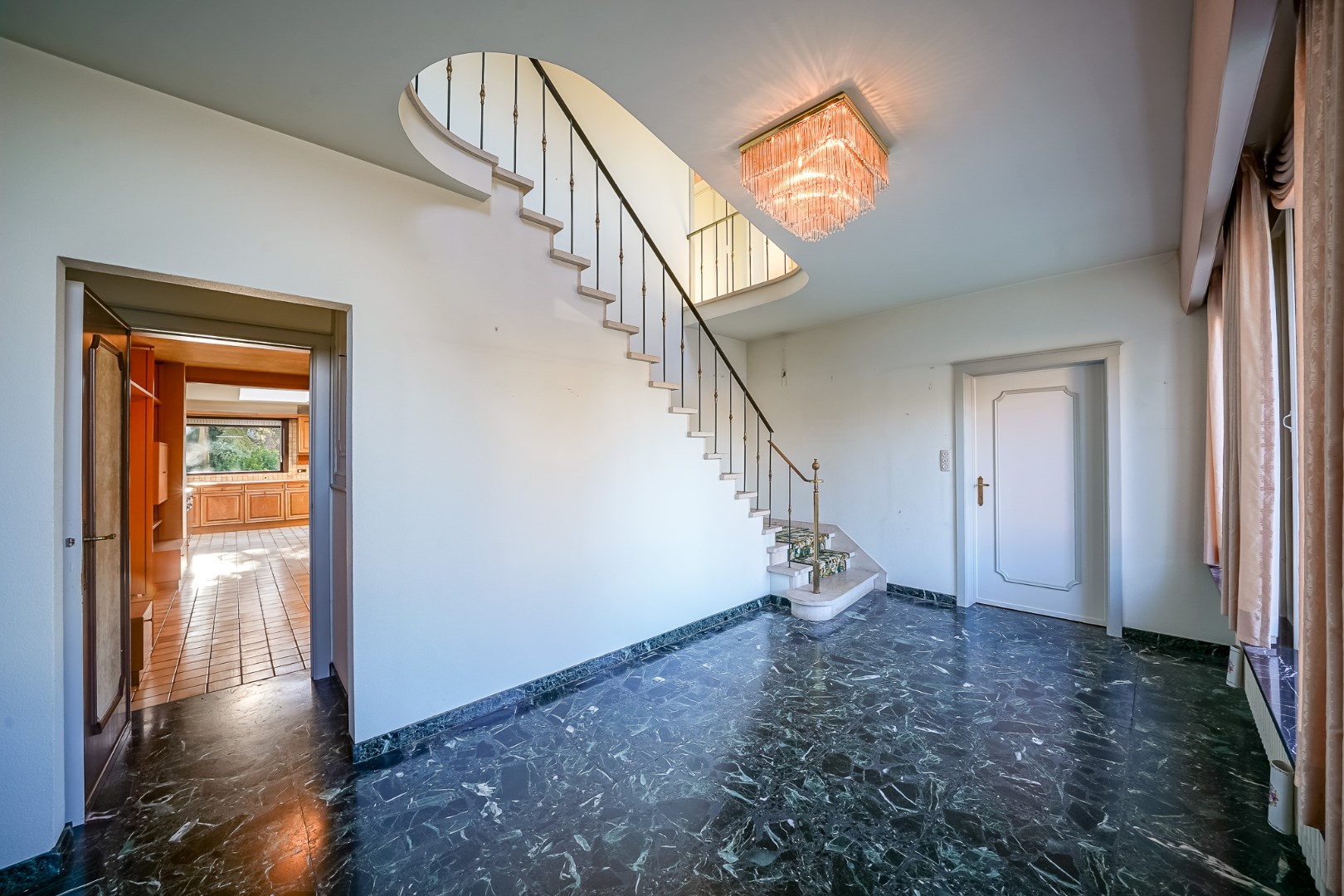 Statige villa uit de jaren ‘65 met zuidgerichte tuin in hartje Oudenburg. - foto 4