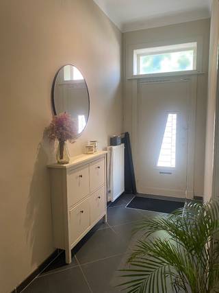 <p>Zeer charmante woning te koop in het dorp van Wijnegem.</p><p>Bent u opzoek naar een karaktervolle, charmante en ruime woning in Wijnegem? Dan bent u hier aan het juiste adres!</p><p>In deze ideale gezinswoning (volledig gerenoveerd in 2010) komt u binnen in een ruime gang met een trap naar het eerste verdiep en een toegang tot de volledig droge en ruime kelder.</p><p>Aansluitend bevindt zich een zeer gezellige woonkamer, eetkamer en open (volledig ingerichte) keuken voorzien van gasfornuis, vaatwasser, ingebouwde ijskast en diepvries en een dubbele lavabo. Vanuit de keuken heeft u zicht op het zuidelijk gelegen terras en tuintje, voorzien van een aparte opslagplaats voor vuilbakken en dergelijke. De tuin is voorzien van ingebouwde sproeiers, buitenkraan, stopcontacten en licht. Ook het gastentoilet en extra berging sluit aan bij de keuken.</p><p>Op de eerste verdieping vindt u twee volwaardige slaapkamers, waarvan één slaapkamer voorzien is van een ingebouwde dressing. De badkamer heeft een inloopdouche, ruim ligbad, dubbele lavabo met ingebouwde kasten én een aparte / aansluitende wasplaats met toilet.</p><p>Op de tweede verdieping zijn er nog twee volwaardige slaapkamers met dakramen die voorzien zijn van Velux.</p><p>Ohja, en de allerliefste / allerleukste buren krijg je er gratis bij…</p><p>Interesse? Aarzel niet om ons te contacteren.</p><p>KIJKDAGEN:<br />zaterdag 7 november 2026<br />Zondag 8 november 2026</p>