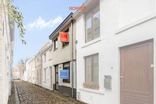 Achter een bescheiden en charmante gevel in de Mussenstraat schuilt dit gezellige maar verrassend ruime huis, ideaal voor wie op zoek is naar comfortabel wonen met een doordachte indeling. Op het gelijkvloers bevindt zich de aangename woonkamer, die in verbinding staat met de open keuken, wat zorgt voor een warme en huiselijke sfeer. Verder beschikt deze verdieping over een slaapkamer met aansluitende badkamer en toilet, wat het huis ook geschikt maakt voor wie graag alles op één niveau heeft. Op de eerste verdieping bevindt zich een veelzijdige ruimte die perfect kan worden ingericht als bureau of polyvalente ruimte, evenals een tweede slaapkamer, een badkamer en een apart toilet. Vanuit deze verdieping is er toegang tot een ruim en aangenaam terras, ideaal om in alle rust buiten te genieten. De bovenste verdieping beschikt over een derde volwaardige slaapkamer en een aparte badkamer met toilet, wat zorgt voor extra privacy en comfort. Dankzij de slimme indeling, de aangename volumes en de centrale maar rustige ligging is dit huis uitermate geschikt voor co-housing of een klein gezin dat op zoek is naar een gezellige woning met meer ruimte dan de gevel doet vermoeden. In de straat zijn bovendien parkeermogelijkheden voorzien voor bewoners met een bewonerskaart. Voor bijkomende informatie of een bezoek ter plaatse kan u terecht bij HOMIÉS, an eye for immo via 016 22 82 22 of info@homies.be.<br /> 