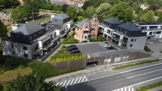 Penthouse te koop! Nieuwbouwproject op centrum ligging en in groene oase! Project bestaande uit vijf gebouwen met verschillende appartementen met een vloeroppervlakte variërend tussen 60 - 100m2. Indeling van de appartementen: een inkomhal met een gastentoilet, 1-3 slaapkamers , badkamer met inloopdouche, een lichtrijke leefruimte open keuken zicht op terras! Aankoop van een parkeerplaats of garagebox is eveneens mogelijk. Meer info of een bezoek mail naar info@property-vastgoed.be