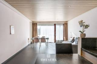 Voor meer info en foto’s, surf naar www.swevers.be – Dit gelijkvloers appartement aan de Hasseltsesteenweg 74/1 in Beringen biedt 69 m² wooncomfort, ideaal voor een alleenstaande of koppel. Het appartement ligt op wandelafstand van het centrum. De leefruimte van 21,7 m² wordt aangevuld met een praktische en compacte open keuken. De ruime slaapkamer van 12,9 m² sluit aan op een terras en tuin van elk 18 m², perfect voor wie van een groene omgeving houdt. Daarnaast grenst de slaapkamer aan een functionele badkamer. Vlotte verbindingen met snelwegen en openbaar vervoer maken deze locatie zeer aantrekkelijk. Het appartement en de garagebox zijn momenteel verhuurd, waardoor dit ook een interessante investering is. Voor meer informatie, bel 011 255 155. Bron bewoonbare oppervlakte: EPC – verslag.