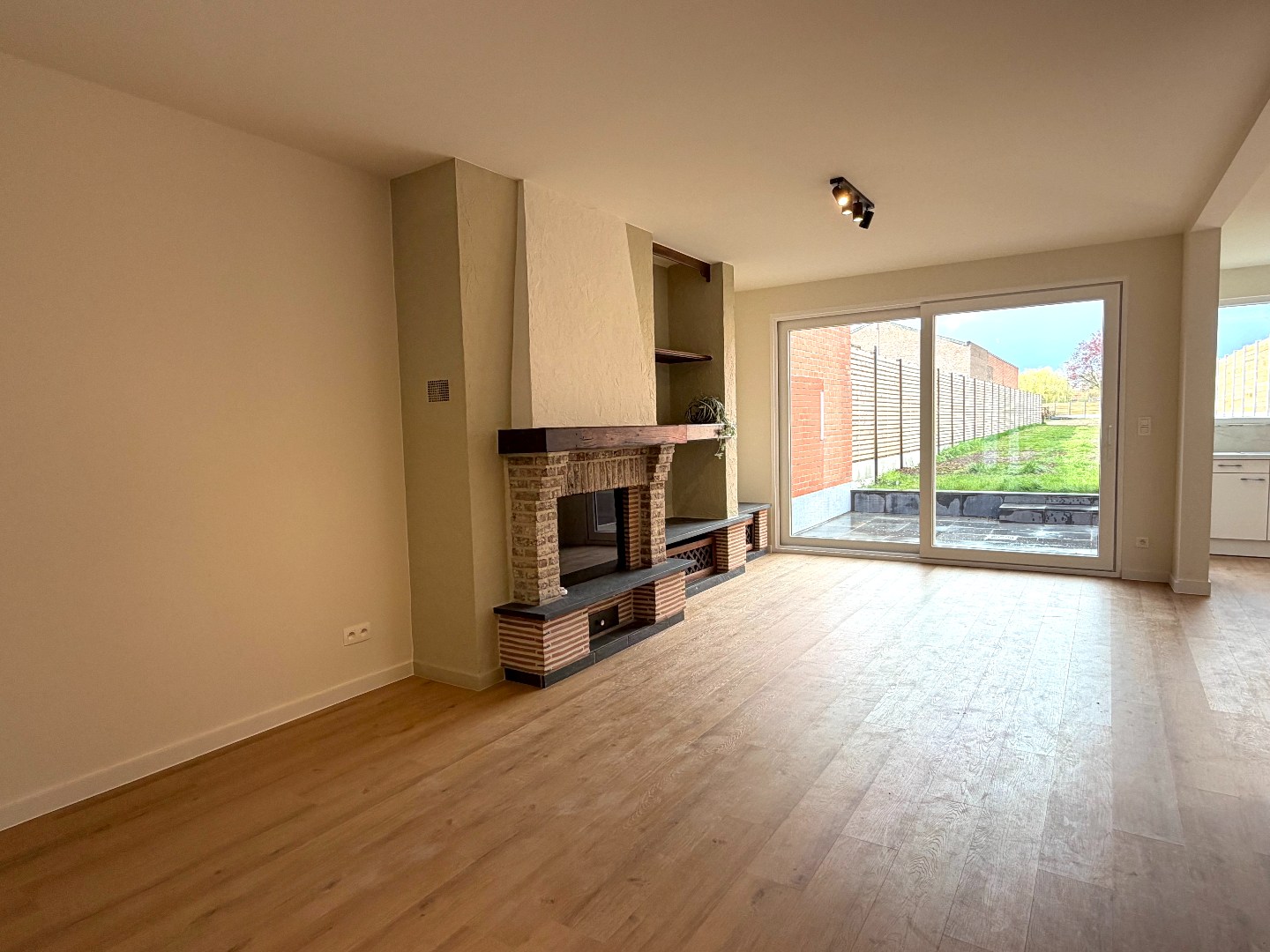 Gerenoveerde gezinswoning met 3 slaapkamers, tuin en garage. - foto 2