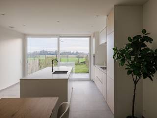 Vlakbij alle winkels en belangrijke invalswegen, bevindt zich deze volledig gerenoveerde woning die uitblinkt in comfort, licht en...