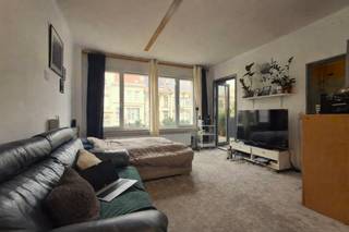 Op zoek naar een lichtrijke studio in het centrum van Antwerpen? Of denkt u aan een investering met een zeer goed rendement? Dan is deze uitstekend gelegen studio nabij het hippe Groen Kwartier en Harmoniepark zeker iets voor u! <br /><br />Gelegen op de 2de verdieping van een verzorgd gebouw met lift, geniet deze studio van een centrale ligging vlak bij het bruisende Groen Kwartier en het centrum van Antwerpen. Dankzij de tramhalte aan het einde van de straat en station Antwerpen-Berchem op slechts 600 meter, bent u steeds vlot verbonden met de rest van de stad en daarbuiten (Mobiscore 9.8/10!). <br /><br />De studio beschikt over een inkomhal met zeer ruime vestiairekast, een aangename woon- en slaapruimte met grote ramen over de volledige gevelbreedte, een keuken met elektrische kookplaat, een terrasje aan de zuid-voorgevel en annex aan de keuken, een badkamer met bad en wastafelmeubel en een afzonderlijke toiletruimte. Daarnaast beschikt u over een private kelderberging. <br /><br />De gemene delen werden de voorbije jaren volledig opgefrist met een vernieuwd dak, vernieuwde en geïsoleerde gevel en terraselementen (2025). De studio zelf werd recent opgefrist met volledig vernieuwde afvoerleidingen, nieuwe radiatoren en nieuwe ramen met dubbel glas. Bovendien beschikt de studio over een conforme elektrische keuring, is ze asbestvrij en behaalt ze een gunstig EPC-label B. <br /><br />De studio is tot op heden reeds enkele jaren verhuurd aan dezelfde persoon. <br /><br /><br />Troeven:<br />• Topligging nabij openbaar vervoer en het bruisende Groen Kwartier<br />• Mobiscore 9.8/10!<br />• Zonnige en lichtrijke studio <br />• Terras zuidgericht<br />• Instapklaar <br />• EPC B<br />• Apart toilet <br />• Private kelderberging <br />• Lift aanwezig <br />• Nieuwe ramen met dubbel glas <br />• Vernieuwde afvoeren en radiatoren <br />• Conforme elektriciteit <br />• Asbestvrij <br /> <br /> <br />Ideaal als starterswoning, voor een student/expat of als interessante toekomst-zekere investering!