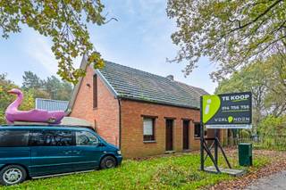 Deze te renoveren woning is gelegen op een ruim perceel in een rustige groene omgeving in Mol-Sluis. De woning ligt langs de gekende Galbergen waar je kan genieten van de vele wandelpaden langs mooie natuur en sport- en speelfaciliteiten.<br /><br />Deze eigendom bestaat uit twee charmante woningen en een achterliggend stuk grond. Deze woningen zijn vergund als één woning en het is dan ook de bedoeling dat deze woningen omgevormd worden naar één woning. Deze woning dient gerenoveerd te worden op energetisch vlak en bieden qua afwerking ook mogelijkheid tot opfrissing.<br /><br />De woning is landelijk ingericht en men kan kiezen om dit landelijk karakter te behouden of te renoveren tot een moderne stijl.<br /><br />De woningen zijn basis uitgerust en beschikken elk over een primitieve keuken en badkamer. De linkse woning geniet van twee slaapkamers en een ruime tuin met garage. De rechtse woning geniet van één slaapkamer, een aanpalende garage en een gezellig tuintje. <br />Achteraan de woningen is een beboste grond van 14a35ca.<br /><br />De huidige huurinkomsten zijn: <br />Bremstraat 11: 589,9 €/ maand EPC: 756 kWh/(m² jaar)<br />Bremstraat 9: 743,05 €/ maand EPC 1135 kWh/(m² jaar)<br /><br />Dit pand is onderworpen aan de renovatieverplichting van de Vlaamse overheid voor residentiële gebouwen (behoudens bij sloop binnen 5 jaar na de aankoop). Consulteer voor meer informatie de website van het Vlaams Energie- en Klimaatagentschap via https://www.vlaanderen.be/een-huis-of-appartement-kopen/renovatieverplichting-voor-residentiele-gebouwen.<br /><br />Mogelijke financiële tegemoetkomingen (indien u aan de voorwaarden voldoet): sloop &amp; heropbouw of renovatie aan 6% BTW, tal van renovatiepremies en de Mijn VerbouwLening (tot € 60.000).