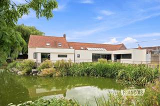 Ontdek deze uitzonderlijke en instapklare (landbouw)woning te koop in Nieuwkerke (Heuvelland), prachtig gelegen tussen de velden op een perceel van maar liefst 8.600 m². Deze unieke eigendom combineert ruimte, rust en comfort met een uitgebreid aanbod aan bijgebouwen, waardoor ze tal van mogelijkheden biedt voor wie op zoek is naar een bijzondere woonst in een landelijke topligging.<br /><br />De woning beschikt over een gezellige woonkamer, een sfeervolle zithoek en een volledig ingerichte keuken. Via enkele treden bereikt u de bureauruimte, terwijl de keuken aansluit op een praktische wasplaats en een apart toilet. Vanuit de woonkamer komt u in het tweede woongedeelte met een indrukwekkende mancave en zicht op het binnenzwembad. Aansluitend bevinden zich een ingerichte badkamer, huidige fitnessruimte, hammam, sauna en een technische ruimte. Op de verdieping, bereikbaar via twee trappen, vindt u vijf ruime slaapkamers, drie extra badkamers en een ruimte (momenteel gebruikt als cinemaruimte). Buiten geniet u van een zonnig terras, een natuurlijke poel en een uitzonderlijk landelijke omgeving. Daarnaast beschikt het domein over een bijgebouw van circa 600m², een tweede bijgebouw (vroegere varkensstal) van ongeveer 250m², een dubbele garage van 80 m², een aparte garage en een studio (ingewerkt tussen de woning en de loods). Deze eigendom werd sedert 2013 grondig gerenoveerd en doorheen de jaren altijd onderhouden. De verwarming gebeurt dmv centrale verwarming op pellets en een houtkachel, er is voldoende regenwater aanwezig en het EPC is label B. Deze eigendom heeft momenteel functie landbouw. <br /><br />Bent u op zoek naar een ruime eigendom te koop in Nieuwkerke met een unieke uitstraling, op een zeer aangename landelijke ligging? Vraag vandaag nog uw bezoek of meer informatie aan via Immo Francois. Onze vastgoedexperten begeleiden u graag in Heuvelland, Poperinge, Mesen en Vleteren.<br /><br />Denkt u eraan om uw woning in Heuvelland of omgeving te verkopen? Neem vrijblijvend contact op met Manon van Immo Francois in Poperinge voor een gratis schatting via manon@immofrancois.be.<br /><br />