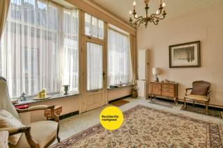 Ontdek deze karaktervolle woning op een topligging in de Nieuwstraat 4 te Torhout. Hier woont u pal in het centrum, met winkels, scholen, horeca en openbaar vervoer op wandelafstand én een vlotte bereikbaarheid.<br /><br />Bij het betreden van de woning komt u in een ruime inkomhal die voorheen dienst deed als handelsruimte, ideaal voor wie wonen en werken wil combineren of nood heeft aan extra polyvalente ruimte. Aansluitend bevindt zich de leefruimte met keuken, die u volledig naar eigen smaak en stijl kan inrichten. Het gelijkvloers wordt verder aangevuld met een gezellige veranda, een gastentoilet en een praktische wasplaats.<br /><br />Op de eerste verdieping vindt u drie volwaardige slaapkamers en een badkamer met zitbad. Via een vaste trap bereikt u de zolderverdieping, waar zich een vierde slaapkamer en extra bergruimte bevinden — perfect voor een groot gezin of hobbyruimte.<br /><br />Ook buiten heeft deze woning troeven: een aangename buitenruimte die zich uitstekend leent tot het creëren van een knus stadstuintje of een gezellig terras, midden in het centrum.<br /><br />Warm geworden van deze karaktervolle eigendom? Contacteer ons vandaag nog voor meer informatie of een bezoek!<br /><br />De vermelde prijs is een richtprijs; elk bod wordt voorgelegd aan de eigenaar, die het recht heeft dit te aanvaarden of te weigeren.<br />Neem voorsprong met een vrijblijvende schatting via: www.residentievastgoed.be/gratisonlineschatten