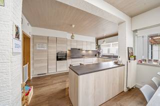 Deze instapklare rijwoning combineert ruimte, comfort en een praktische indeling. Met vier slaapkamers, twee badkamers, een garage en een gezellig terras is dit de ideale gezinswoning voor wie zonder zorgen wil verhuizen.<br /><br />Via de inkomhal met apart gastentoilet komt u in de gezellige leefruimte, die aansluit op de lichtrijke eetplaats. De volledig uitgeruste keuken beschikt over alle nodige toestellen en geeft rechtstreeks uit op het onderhoudsvriendelijke terras.<br /><br />Op de eerste verdieping bevinden zich twee ruime slaapkamers en twee badkamers (waarvan één ensuite), wat zorgt voor extra comfort. De tweede verdieping, bereikbaar via een vaste trap, omvat nog twee slaapkamers en een polyvalente ruimte die perfect dienst kan doen als bureau, speelkamer of hobbyruimte.<br /><br />Verder beschikt de woning over een praktische kelder, een garage met elektrische sectionaalpoort, centrale verwarming op aardgas en PVC-ramen met dubbele beglazing. Dankzij de verzorgde afwerking en de goede staat van onderhoud is deze woning volledig instapklaar.<br /><br />De centrale ligging in de Opexwijk, vlakbij winkels, scholen, openbaar vervoer en het centrum van Oostende, vormt een extra troef. Kortom, een ruime en instapklare gezinswoning waar u zich meteen thuis zult voelen.<br /><br />Interesse? Contacteer ons en plan uw bezoek in!