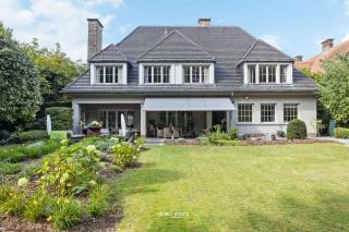 Op zoek naar een eigendom met allure, ruimte en karakter? Deze majestueuze villa in het centrum van Sint-Niklaas is een unieke kans voor wie droomt van grandeur én praktisch comfort.<br />Het perceel van maar liefst 1.950 m² biedt u alle vrijheid om te leven zoals u wilt. De bewoonbare oppervlakte van 558 m², verdeeld over drie verdiepingen, maakt deze woning ideaal voor een groot gezin of voor wie wonen en werken onder één dak wil combineren — met meerdere bureauruimtes reeds aanwezig. Zeven ruime slaapkamers staan klaar voor gebruik, met potentieel voor nog drie extra, aangevuld met twee luxueuze badkamers.<br />De volledig vernieuwde zolderverdieping vormt een opmerkelijke troef: een complete transformatie die extra woonruimte creëert, perfect voor bijkomende slaapkamers of een eigen invulling naar wens. De woning is bovendien goed geïsoleerd, met 16 cm dakisolatie, dubbele beglazing en spouwmuren, en rust op een solide betonnen structuur. Met EPC D geldt er geen renovatieverplichting — u geniet meteen van uw nieuwe thuis, zonder bouwwerken.<br />Praktisch is deze villa al even sterk: een garage, een ruime (wijn)kelder, en voldoende plaats voor meerdere wagens op het terrein. De gunstige oriëntatie zorgt voor een schitterende lichtinval doorheen de woning, prachtig geaccentueerd door het verzorgde parket. Centrale verwarming op stookolie houdt het huis comfortabel doorheen de seizoenen.<br />Buiten wacht een ruime tuin, omsloten door een statige toegangspoort die de woning direct dat tijdloze karakter geeft. Een plek om te ontspannen, te genieten en onvergetelijke momenten te creëren — van rustige avonden tot gezellige barbecues met familie en vrienden.<br />De centrale ligging in Sint-Niklaas combineert rust met bereikbaarheid, en maakt deze villa niet zomaar een huis, maar een levensstijl.<br />Wacht niet langer om deze buitenkans te ontdekken. Contacteer ons vandaag nog om een bezichtiging in te plannen en stap binnen in uw toekomstige thuis. Bel of mail ons op het nummer: 052/46.38.03 of info@uw-huis.be en wie weet tot binnenkort!