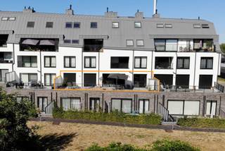 Découvrez ce spacieux et lumineux appartement, situé à deux pas du centre de Hal. Son atout majeur est sans aucun doute son exceptionnelle terrasse de pas moins de 69 m², offrant une magnifique vue sur la basilique.
L’appartement se compose d’un vaste hall d’entrée avec toilette séparée et d’un agréable espace de vie comprenant une cuisine ouverte, une salle à manger et un salon. Il dispose également de deux chambres ainsi que d’une salle de douche équipée d’une douche à l’italienne et d’un double lavabo.
Le salon et les deux chambres donnent directement accès à la généreuse terrasse. Le spacieux débarras fait également office de buanderie.
Un emplacement de parking souterrain est disponible au prix de 15.000 €.
Parmi les autres atouts figurent les screens solaires, l’excellent label PEB A ainsi que l’installation électrique conforme.