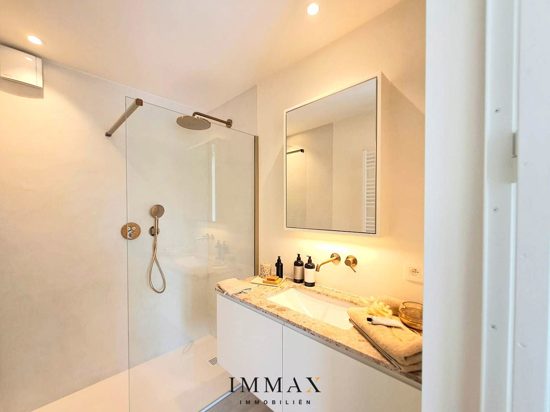 Mooi gerenoveerd appartement met frontaal zeezicht - foto 4