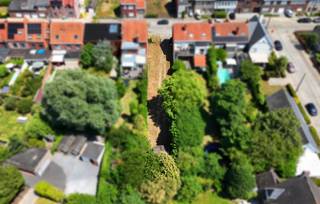 <h3><strong>Over de grond:</strong><br />Deze bouwgrond van 540m² biedt een uitstekende kans voor wie op zoek is naar een goed gelegen perceel in Roeselare. Dankzij de zuidwestelijke oriëntatie geniet je van maximale lichtinval en zon in de tuin. Ideaal voor het bouwen van een gezinswoning in een rustige en aangename omgeving. <br /><br /><strong>Locatie en Omgeving:</strong><br /><br />Het perceel is gelegen in een <strong>rustige woonwijk</strong>, op korte afstand van het <strong>centrum van Roeselare</strong>. Winkels, scholen, openbaar vervoer en andere voorzieningen bevinden zich op fiets- en wandelafstand, wat zorgt voor een vlotte en comfortabele woonervaring.</h3>

<p><strong>Speficicaties:</strong><br />Het perceel heeft een <strong>breedte van 9 meter</strong> en biedt mogelijkheden voor het bouwen van een gesloten bebouwing. De ligging in woongebied maakt het uitermate geschikt voor residentieel gebruik.</p>

<p> </p>

<h3><strong>Troeven van dit perceel:</strong></h3>

<ul><li>
	<p>540 m² bouwgrond in woongebied</p>
	</li><li>
	<p>Zuidwestelijke oriëntatie</p>
	</li><li>
	<p>Rustige ligging</p>
	</li><li>
	<p>Nabij het centrum van Roeselare</p>
	</li><li>
	<p>Geschikt voor gezinswoning</p>
	</li></ul>