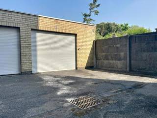 Centraal gelegen garage met vlotte verbinding naar in- en uitvalswegen. De garage is voorzien van elektriciteit, een elektrische poort en beschikt over een breedte van 3,7 meter en een totale oppervlakte van ca. 18 m².<br /><br />Extra troeven:<br /><br />Voorzien van elektriciteit<br />Elektrische poort<br />Vernieuwd dak<br />Breedte van 3,7 m<br /><br />Deze woning is te koop ZONDER makelaar via het concept van Smart Houses! Wenst U verdere inlichtingen of bezoek? Contacteer rechtstreeks de eigenaar via 0498/71.97.45