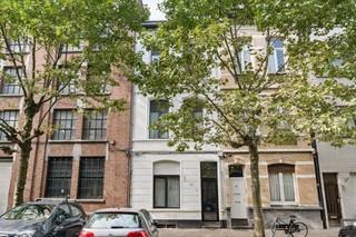 Deze gelijkvloerse studio met stadstuin is ideaal gelegen in de Pretstraat in een charmant gebouw, op wandelafstand van openbaar vervoer, winkels...