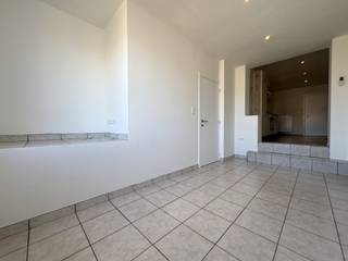 <strong>Ligging</strong><br />Deze volledig gerenoveerde woning is uitstekend gelegen in Kortrijk, op wandelafstand van het stadscentrum, winkelcentrum K, scholen en openbaar vervoer. Een centrale ligging met alle voorzieningen binnen handbereik.<br /><br /><strong>Indeling</strong><br />Via de inkomhal met trap bereikt u de eerste verdieping, waar zich een lichtrijke woonkamer met open keuken bevindt. Aansluitend vindt u de badkamer, uitgerust met een douche, lavabo en toilet, evenals een traphal met aansluiting voor een wasmachine. Op de tweede verdieping bevinden zich twee volwaardige slaapkamers. De derde verdieping beschikt over een ruime zolder die ideaal is als extra bergruimte.<br /><br /><strong>Technisch</strong><br />De woning werd volledig gerenoveerd en is uitgerust met een nieuwe centrale verwarming op aardgas, dubbele beglazing en een conforme elektrische installatie. Dankzij het gunstige EPC van 222 kWh/m² geniet u bovendien van een energiezuinige woning.<br /><br /><strong>Troeven</strong>
<ul>
<li>Uitstekende, centrale ligging</li>
<li>Twee volwaardige slaapkamers</li>
<li>Ruime bergzolder</li>
<li>Onmiddellijk beschikbaar</li>
</ul>
<strong>Contact</strong><br />Voor meer informatie of een bezichtiging kunt u contact opnemen met REALIMMO via cedrik@real-immo.be