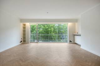 Indeling:- ruime inkomhal (10m²)- lichtrijke woonkamer (35m²)- badkamer met aansluiting voor wasmachine (5m²)- keuken (8m²)- slaapkamer 1 (22m²)- slaapkamer 2 (11m²)- gastentoilet - terras aan voor- en achterzijde - kelderberging Mogelijkheid tot aankoop van een zeer ruime garagebox met automatische poort (35.000 euro). Troeven:- veel lichtinval - eerste bewoning na renovatie (2025) - airco + automatische rolluik t.h.v. slaapkamer - ingemaakte kasten - ruime garage (breedte poort: 3,50 m) Locatie:Op wandelafstand vindt u scholen, supermarkten, apotheken, openbaar vervoer richting Antwerpen, Wilrijk, Mortsel, Boechout,...Bent u geïnteresseerd in dit appartement te koop in Berchem? Aarzel dan niet om contact met ons op te nemen. Wenst u uw eigendom ook te koop of te huur te stellen? We helpen u graag verder. Steeds tot uw dienst om u verder te helpen met al uw vragen over vastgoed! Bestuursmaatregelen in het maatregelenregister: nee