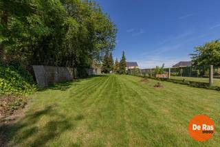 <strong>GIJZEGEM - Charmante halfopen bebouwing met ruime tuin en renovatiepotentieel.</strong><br />EERSTE BEZOEKDAG VRIJDAG 3/07 VAN 15U TOT 18U (enkel op afspraak!)<br /><br />Deze goed onderhouden halfopen bebouwing, opgericht in 1964 in traditioneel metselwerk, biedt een uitstekende basis voor wie op zoek is naar een woning met karakter, ruimte en tal van mogelijkheden om naar eigen smaak te moderniseren.<br /><br />Gelegen aan de Ansmeerweg in het landelijke Gijzegem geniet deze eigendom van een rustige en groene omgeving, terwijl winkels, scholen, openbaar vervoer en belangrijke verbindingswegen zich op korte afstand bevinden. Hier woont u in alle rust, met een vlotte bereikbaarheid naar Aalst, Dendermonde en de E40.<br /><br />Bij het betreden van de woning komt u terecht in een ruime inkomhal die toegang verleent tot de woonkamer en de keuken. Op het gelijkvloers bevinden zich daarnaast nog een praktische berging, een overdekt terras en een toegang naar de kelder.<br /><br />Via de nachthal op de eerste verdieping bereikt u momenteel drie volwaardige slaapkamers en een badkamer. Daarnaast beschikt de woning over een zolderverdieping die momenteel dienstdoet als stockageruimte en bijkomende mogelijkheden biedt.<br /><br />De absolute troef van deze eigendom is zonder twijfel de ruime tuin. Hier geniet u in alle privacy van het groen en de rust, een ideale plek voor tuinliefhebbers, gezinnen of wie graag buiten vertoeft.<br /><br />Verder wordt de woning verwarmd op aardgas en is er een regenwaterput aanwezig.<br />Bent u op zoek naar een degelijk onderhouden woning met veel potentieel, een prachtige tuin en een rustige ligging? Dan is deze eigendom zeker een bezoek waard. Bel voor een bezoek 053/60.65.60.<br /><br />De vermelde prijs is een richtprijs. Na ontvangst van de biedingen zal de verkoper beslissen of hij/zij de eigendom verkoopt aan het beste bod. De richtprijs is aldus niet bindend voor de verkoper. Voor meer info kunt u ons contacteren of het reglement raadplegen op onze website.