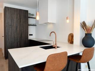 <p>Gerenoveerd trendy appartement met 2 slaapkamers en terras.<br /><br />Lichtrijke en grote woon- en leefruimte op hoogwaardige parketvloer. Open luxe keuken met kwalitatieve AEG toestellen : grote koelkast met vriezer, inductiekookplaat, hetelucht oven, vaatwasser en een gezellige bar/zitgedeelte. Aparte berging met een aansluiting voor de wasmachine en droogkast.<br />De stijlvolle badkamer afgewerkt, in mortex, is voorzien van een inloopdouche met stalen douchewand, een dubbele lavabo en toilet.<br />Achteraan 2 slaapkamers eveneens op parketvloer.<br /><br />Privatieve kelderberging aanwezig. Lage onkosten. Gunstig EPC. <br /><br />Rustig gelegen vlakbij Park Spoor Noord en in de directe nabijheid van belangrijke invalswegen, openbaar vervoer en vélostations. <br /><br />2 appartementen beschikbaar.<br />2e verdieping (terras) – €279.000 – EPC B - vrij bij akte<br />3e verdieping (terras) – €269.000 – EPC C - verhuurd aan €895/maand (geïndexeerd €944/maand)</p>