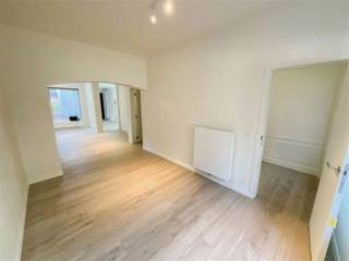 Welkom in deze charmante top moderne woning in het hart van Izegem! Met een bewoonbare oppervlakte van 180 m² is dit huis de perfecte mix van...