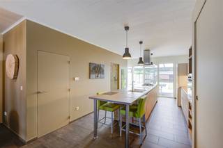 ENKEL VOOR INVESTEERDERS! Huurovereenkomst op lange termijn te respecteren. Deze energiezuinige, gerenoveerde woning is gelegen nabij het centrum...