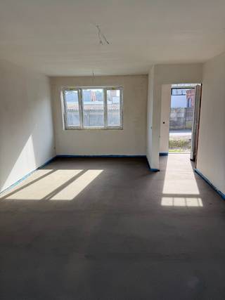 Op een steenworp van het centrum van Wingene ontwikkelt Hectaar vijf hedendaagse nieuwbouwwoningen. Deze zijn uitgerust met een lucht-water warmtepomp, wat resulteert in een aanzienlijk lagere energierekening en een duurzame woonomgeving. <br /><br />Deze woning wordt gebouwd op een perceel van 312m² en biedt een bewoonbare oppervlakte van 136,04 m². Dankzij de doordachte indeling, grote ruimtes en lichtrijke leefomgeving geniet u hier van maximaal wooncomfort. <br /><br /><strong>Extra troeven van de woning:</strong>
<ul>
<li>Lichtrijke leefruimte met open keuken</li>
<li>Vloerverwarming in combinatie met lucht-water warmtepomp</li>
<li>3 ruime slaapkamers</li>
<li>Mogelijkheid tot het plaatsen van een carport</li>
<li>Zonnige tuinen</li>
<li>Inclusief omheining. </li>
</ul>
Graag meer informatie?<br />Neem contact met ons op voor meer informatie of plan een afspraak.