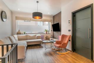 *** KIJKDAG ZATERDAG 31/10 - Tussen 9u30 en 12u30 *** OP AFSPRAAK ***
Op zoek naar een woning waar comfort, energiezuinigheid en een verzorgde afwerking hand in hand gaan? Dan is deze charmante woning zeker een bezoek waard!
De woning werd in 2022 volledig gerenoveerd en is bijgevolg helemaal klaar om haar nieuwe bewoners te verwelkomen. Dankzij het gunstige EPC-label B geniet u bovendien van een energiezuinige woonomgeving. Ook op technisch vlak scoort deze woning uitstekend: ze is asbestveilig, de elektriciteit is volledig conform en er is een ventilatiesysteem D. Binnenin vindt u een aangename en praktische indeling, met een volledig uitgeruste keuken die alle nodige comfort biedt om heerlijk te koken. Ook de badkamer is volledig ingericht en combineert het comfort van een ligbad met het gemak van een aparte douche.
Als extra troef beschikt de woning over een aangenaam terras, de ideale plek om in alle rust te ontspannen, te genieten van een zonnige dag of gezellig vrienden en familie te ontvangen. Het terras is toegankelijk via een zij-ingang dat zeer praktisch is voor fietsen of vuilbakken. Kortom, een instapklare woning die charme en hedendaags wooncomfort combineert, zonder dat u zich zorgen hoeft te maken over renovatiewerken. Ideaal voor wie op zoek is naar een zorgeloze nieuwe thuis! Wenst u meer informatie of een bezoek? Stuur gerust een mail naar Louis@immoaccenta.be