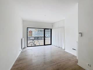 Ontdek dit aantrekkelijke, recentelijk vernieuwde handelspand te koop van 84 m², gelegen op een absolute toplocatie aan de voet van de Kursaal Oosthelling in het bruisende hart van Oostende. Dit pand geniet van een uitstekende commerciële ligging, op een boogscheut van het stadscentrum en pal naast het prestigieuze casino.<br /><br />Het pand is recentelijk onder handen genomen, waardoor u kunt starten in een moderne en verzorgde omgeving.<br />Comfortabele sanitaire voorzieningen zijn reeds aanwezig.<br />Een brede glazen vitrine van maar liefst 5 meter biedt een uitstekende visibiliteit <br />Het pand is voorzien van radiatoren en wordt verwarmd op gas.<br /><br />Huurwaarborg: 3 maanden huur.<br />Onroerende Voorheffing: Ten laste van de huurder.<br /><br />Dit handelspand biedt een unieke kans om uw commerciële activiteiten te ontplooien op een absolute A-locatie in Oostende. Mis deze kans niet!<br /><br />Bent u gecharmeerd door de mogelijkheden die dit handelspand biedt?<br /><br />Neem vandaag nog contact met ons op voor meer informatie of om een bezichtiging te plannen. <br /><br />Bestuursmaatregelen in het maatregelenregister: nee
