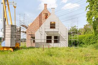 Landelijk wonen met hedendaags comfort – nieuwbouwvilla te Zeveren (Deinze)<br /><br />In de rustige en charmante Leeuwstraat te Zeveren, een deelgemeente van Deinze, vindt u deze exclusieve nieuwbouwvilla op een royaal perceel van 1.353 m². De woning geniet van een westgerichte oriëntatie, ideaal om ’s avonds te ontspannen en te genieten van de ondergaande zon in de tuin.<br /><br />Met een bewoonbare oppervlakte van maar liefst 258 m² werd deze villa ontworpen met oog voor ruimte, licht en hedendaags wooncomfort. De woning verwelkomt u met mooie open leefruimtes die naadloos in elkaar overvloeien en een aangenaam gevoel van rust en luxe creëren. Grote raampartijen zorgen voor een overvloed aan natuurlijk licht en een sterke connectie met de tuin en het omliggende groen.<br /><br />Verder beschikt de woning over een praktisch bureau, perfect voor thuiswerk of een zelfstandige activiteit, vier volwaardige slaapkamers en twee stijlvol ingerichte badkamers, wat deze villa uitermate geschikt maakt voor gezinnen of wie graag ruim woont.<br /><br />De landelijke ligging combineert privacy en rust met een vlotte bereikbaarheid naar Deinze en omliggende steden. Hier woont u in het groen, zonder in te boeten aan comfort of bereikbaarheid.<br /><br />De verkoop gebeurt onder 21% BTW op de constructiewaarde en registratierechten op het grondaandeel.<br /><br />Bent u op zoek naar een energiezuinige, moderne villa met ruimte, licht en een prachtige ligging? Dan is deze woning in Zeveren absoluut een bezoek waard.<br />Een bezoek? Neem contact met ons op via: emiel@immobeguin.be