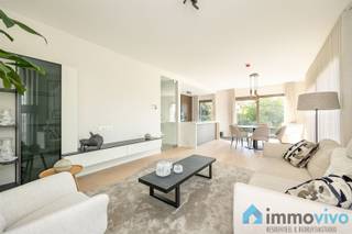 <p><span>Algemeen:</span><span> </span></p><p><span>Residentie Bo'rive bestaat uit moderne appartementen met assistentie, voorzien van alle comfort maar bewust zeer laagdrempelig met lage kosten maar mogelijkheid tot diensten op maat. Gelegen in een rustige, groene omgeving vlakbij het water is het heerlijk wonen voor alle leeftijden. Een gezellige, nieuwe wijk op wandelafstand van Hemiksem centrum en slechts twintig minuten van Antwerpen biedt alle nodige faciliteiten. Thuis geniet u van alle rust, zicht op groen en de openheid van het water. Stapt u de deur uit, dan hoeft u niet ver te gaan om een hapje te eten, boodschappen te doen of te genieten van de gezellige buurt. De perfecte balans tussen kalmte en comfort.</span></p><p><span> </span></p><p><span>Bovendien hoeft u zich nooit meer ergens zorgen om te maken bij Borive: wij ontzorgen onze bewoners op basis van hun noden. De opgegeven prijs bedraagt een vanaf-prijs.</span></p><p><span> </span></p><p><span>Indeling:</span><span> </span></p><p><span>Dit appartement (heden de modelwoning) beschikt over een eigen inkomdeur aan het nieuw aangelegde plein. De inkomhal op parket is zeer ruim en biedt toegang tot de ruime leefruimte met grote raampartijen. De open keuken is kwalitatief uitgerust met stenen werkblad en donkere kasten. Alle nodige toestellen werden voorzien. Rondom is er een privatieve omheinde tuin met terras en ZW-oriëntatie. In de hal is er een gastentoilet en een handige berging waar we de ventilatie en warmtepomp terugvinden. Er zijn twee ruime slaapkamers aanwezig en een badkamer met inloopdouche, tweede toilet en lavabo.</span></p><p><span> </span></p><p><span>Mogelijkheid om berging en staanplaats bij aan te kopen in ondergrondse.</span></p><p><span> </span></p><p><span>De vele voordelen van Bo'rive</span></p><p><span>- Unieke ligging: bij het water en in een groene omgeving</span></p><p><span>- Moderne BEN-appartementen met assistentie</span></p><p><span>- Comfort- en zorgdiensten op maat</span></p><p><span>- Ondergrondse parking en berging</span></p><p><span>- Vlot bereikbaar met openbaar vervoer en wagen</span></p><p><span>- Centraal gelegen tussen Antwerpen en Brussel</span></p><p><span>- Fiscaalvriendelijke investering met verlaagde BTW</span></p>