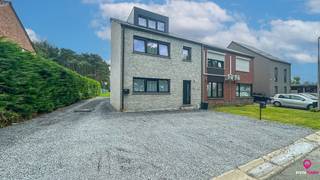 Bij ImmoFusion 7/7 “open huis” : klik op onze 3D-TOUR.<br />Ervaar vastgoed alsof je er zelf doorloopt!<br /><br />Bent u op zoek naar een ruim en modern appartement in het centrum van Heusden? Zoek niet verder! Dit nieuw gebouwde duplex appartement, gelegen op de eerste verdieping, biedt alles wat u nodig heeft voor comfortabel en stijlvol wonen.<br /><br />Dit appartement van 114m² bestaat uit twee slaapkamers, een volledig ingerichte keuken en badkamer, een lichte living, een handige berging, een groot terras, en een autostandplaats. Gebouwd in 2022, voldoet dit appartement aan alle vereisten van modern comfort en is dan ook volledig instapklaar. U hoeft alleen maar uw koffers uit te pakken en u bent klaar om te genieten van uw nieuwe woning.<br /><br />Dit duplex appartement is de ideale investering voor wie op zoek is naar een eigen stek of wie wil starten met een eigen opbrengsteigendom. De centrale ligging in Heusden zorgt ervoor dat u dicht bij winkels, scholen en openbaar vervoer bent, wat de waarde en aantrekkelijkheid van dit appartement alleen maar vergroot.<br /><br />Mis deze kans niet om te investeren in een prachtig appartement dat alles biedt wat u nodig heeft voor comfortabel en zorgeloos wonen. Neem vandaag nog contact met ons op voor meer informatie of om een bezichtiging te plannen!<br /><br /><br />Pluspunten : <br />- geen syndicus kosten.<br />- Kleinschalig appartementsblok,<br />- Ruim terras<br />- Centrum gelegen<br />- Goede verbinding E313/E314.<br /><br />Voor een bezichtiging ter plaatse of meer info, bel ons op 078/78.78.70, of kom gewoon binnen op ons kantoor, steeds welkom!