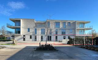 <strong>Appartement 0.02 – Gelijkvloers wonen met tuin in Klaverstuk 24</strong><br /><br />Maak kennis met <strong>appartement 0.02</strong>, een unieke kans om stijlvol en comfortabel gelijkvloers te wonen in het gloednieuwe project <strong>Klaverstuk 24</strong> te Zedelgem.<br />Met een grote privé-tuin en terras is dit appartement de perfecte keuze voor wie rust en ruimte zoekt, gecombineerd met hoogwaardige afwerking.
<h4><strong>Kenmerken van appartement 0.02</strong></h4>

<ul>
	<li>* <strong>Bewoonbare oppervlakte</strong>: 70 m²</li>
	<li>* <strong>Inkomhal </strong>met apart gastentoilet.</li>
	<li>* <strong>1 ruime slaapkamer</strong>, ideaal voor singles of koppels.</li>
	<li>* Moderne badkamer met <strong>meubel en douche</strong>.</li>
	<li>* <strong>Lichtrijke leefruimte</strong> met grote ramen en een open, volledig uitgeruste keuken.</li>
	<li>* Praktische <strong>wasplaats</strong> voor extra opbergruimte.</li>
	<li>* Riant <strong>terras van 23 m²</strong> en een aangelegde <strong>tuin van 116 m²</strong>, perfect om buiten te ontspannen en te genieten.</li>
	<li>* Inclusief <strong>ondergrondse parkeerplaats</strong> en <strong>fietsenberging</strong>.</li>
</ul>

<h4><strong>Duurzaamheid en comfort</strong></h4>

<p>Dit instapklare appartement is voorzien van:</p>

<ul>
	<li>* Vloerverwarming voor een gelijkmatige warmteverdeling.</li>
	<li>* Warmtepomp en zonnepanelen voor energiezuinig wonen.</li>
	<li>* Een E-peil van 30, waardoor u profiteert van een vrijstelling op de onroerende voorheffing.</li>
</ul>

<h4><strong>Rustig wonen met alles binnen handbereik</strong></h4>
Gelegen in een groene omgeving met vlotte verbinding naar het centrum van Zedelgem en nabijgelegen steden zoals Brugge, biedt Klaverstuk 24 u een perfecte mix van rust en bereikbaarheid.<br /><br />Dit appartement is dé ideale keuze voor wie houdt van modern comfort en extra buitenruimte.<br />Contacteer ons vandaag voor meer informatie of een bezoek.<br /><br /><strong>Hier begint uw nieuwe hoofdstuk!<br /><br />051 21 11 11 of matias@imfiro.be</strong>