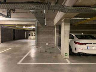 Staanplaats P117 met parkeerbeugel in de kelderverdieping van residentie Leiemeersen II.