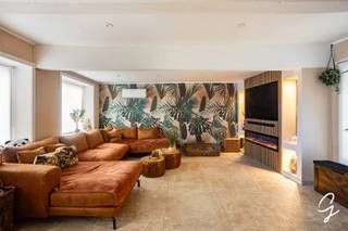 Op zoek naar een fijne gezinswoning met verrassend veel ruimte, zowel binnen als buiten? Dan is deze woning in Lede (Wanzele) zeker het ontdekken waard!<br />Via de inkomhal met gastentoilet kom je binnen in de ruime en gezellige leefruimte. Aansluitend bevindt zich de totaal vernieuwde keuken, die zorgt voor een frisse en hedendaagse uitstraling. Verder is er een ruime wasplaats/berging, ideaal voor extra opbergruimte en praktisch dagelijks gebruik.<br />Op de bovenverdieping bevinden zich maar liefst vier slaapkamers en een bureel/berging, waardoor er voldoende plaats is voor het hele gezin, een bureau of hobbykamer. De volledig vernieuwde badkamer is voorzien van een comfortabele inloopdouche en toilet.<br />Ook buiten heeft deze woning heel wat te bieden. Het grote terras vormt de ideale plek om gezellig te tafelen of te genieten van zonnige dagen, terwijl de leuke tuin voldoende ruimte biedt om te ontspannen en te genieten van het buitenleven.<br />Parkeren kan gemakkelijk onder de ruime carport met plaats voor twee wagens.<br />Een verzorgde en ruime gezinswoning met een vernieuwde keuken en badkamer, vier slaapkamers én een fijne buitenruimte. Een woning waar je je snel thuis voelt!<br />Graag een bezoek bel Els op 0472/61.58.67 of mail naar els@cornelis-goeman.be